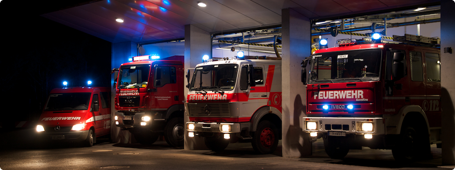 Feuerwehrhaus mit Fahrzeugen.png